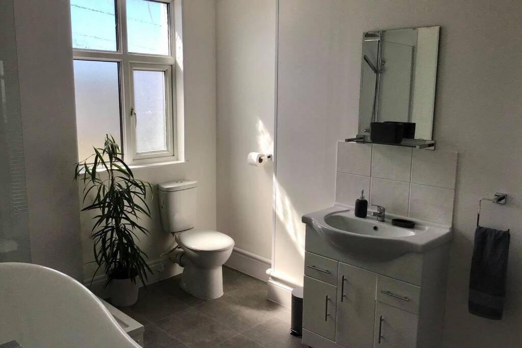 Large 5 Bed 3 Bath House 300 Meters From Beach And Restaurants 뉴키 외부 사진