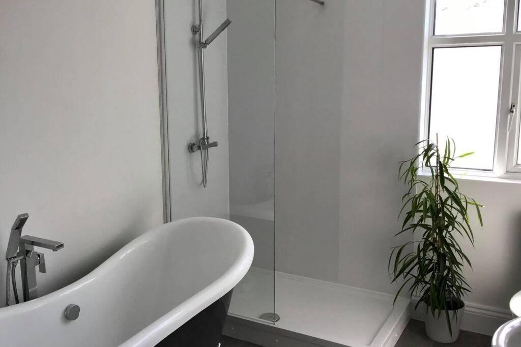 Large 5 Bed 3 Bath House 300 Meters From Beach And Restaurants 뉴키 외부 사진